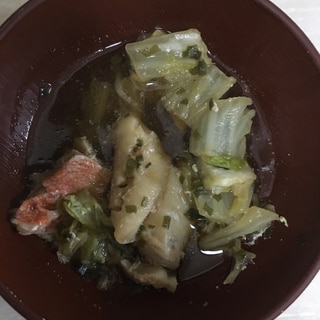 白菜と、赤身魚の昆布つゆ（めんつゆ）で煮物♪